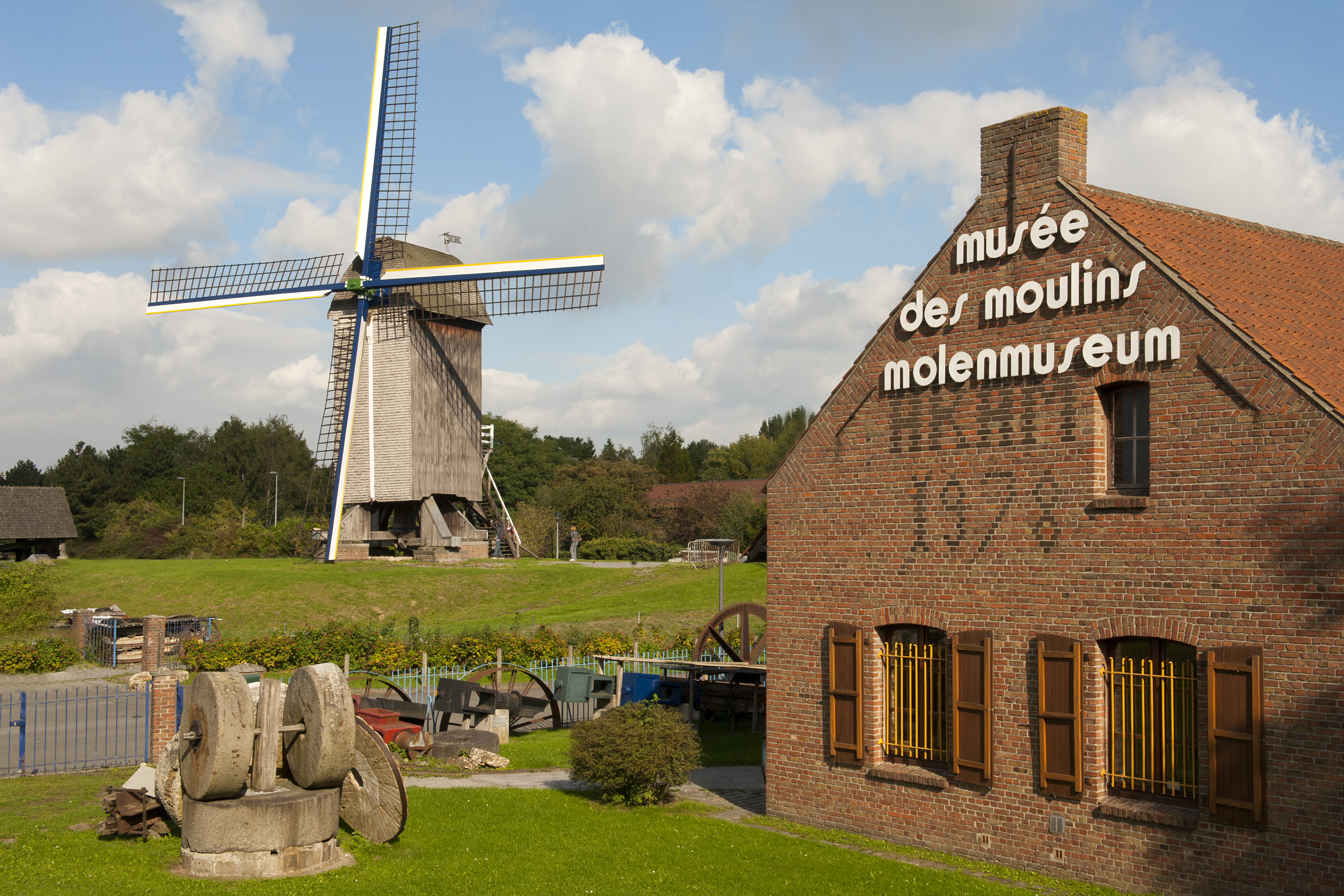 Vue du musée des moulins et d'un moulin