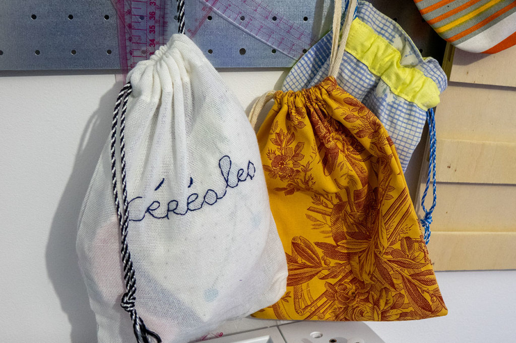 Des sacs en tissus cousus et brodés par Clémentine