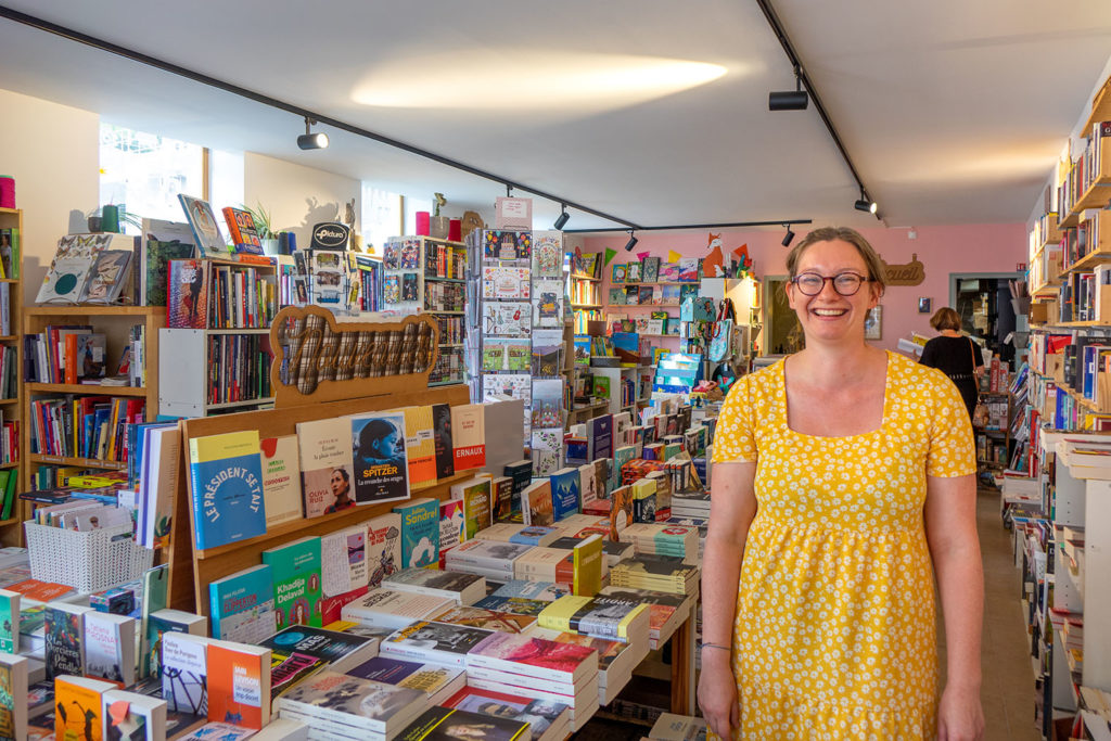 Emily la gérante de la librairie Les Lisières à Ascq dans sa boutique