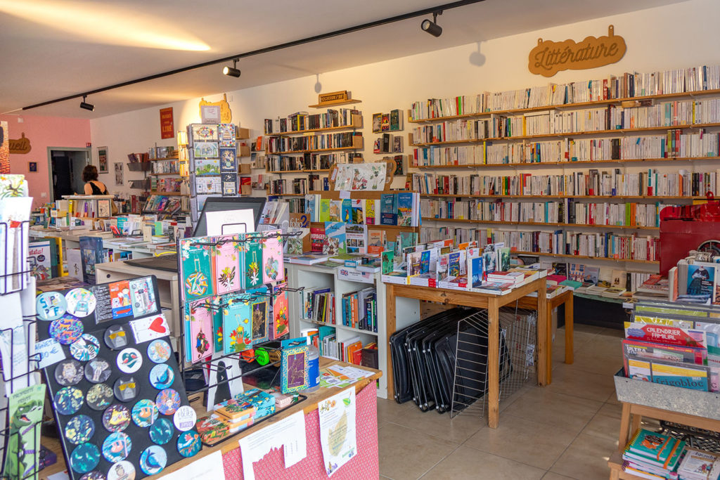 Les étals de la librairie Les Lisières à Ascq, avec différents rayons : littérature, jeunesse...